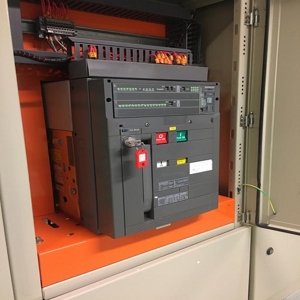 Manutenção em disjuntores abb